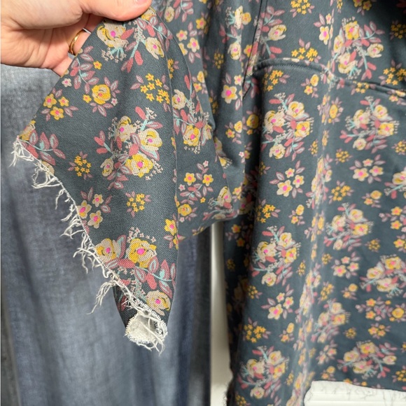 Natural Life Floral Patterned Top - Picture 3 of 4